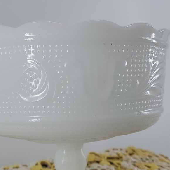 MILK GLASS VINTAGE CANDY DISH - Picture 4 of 9